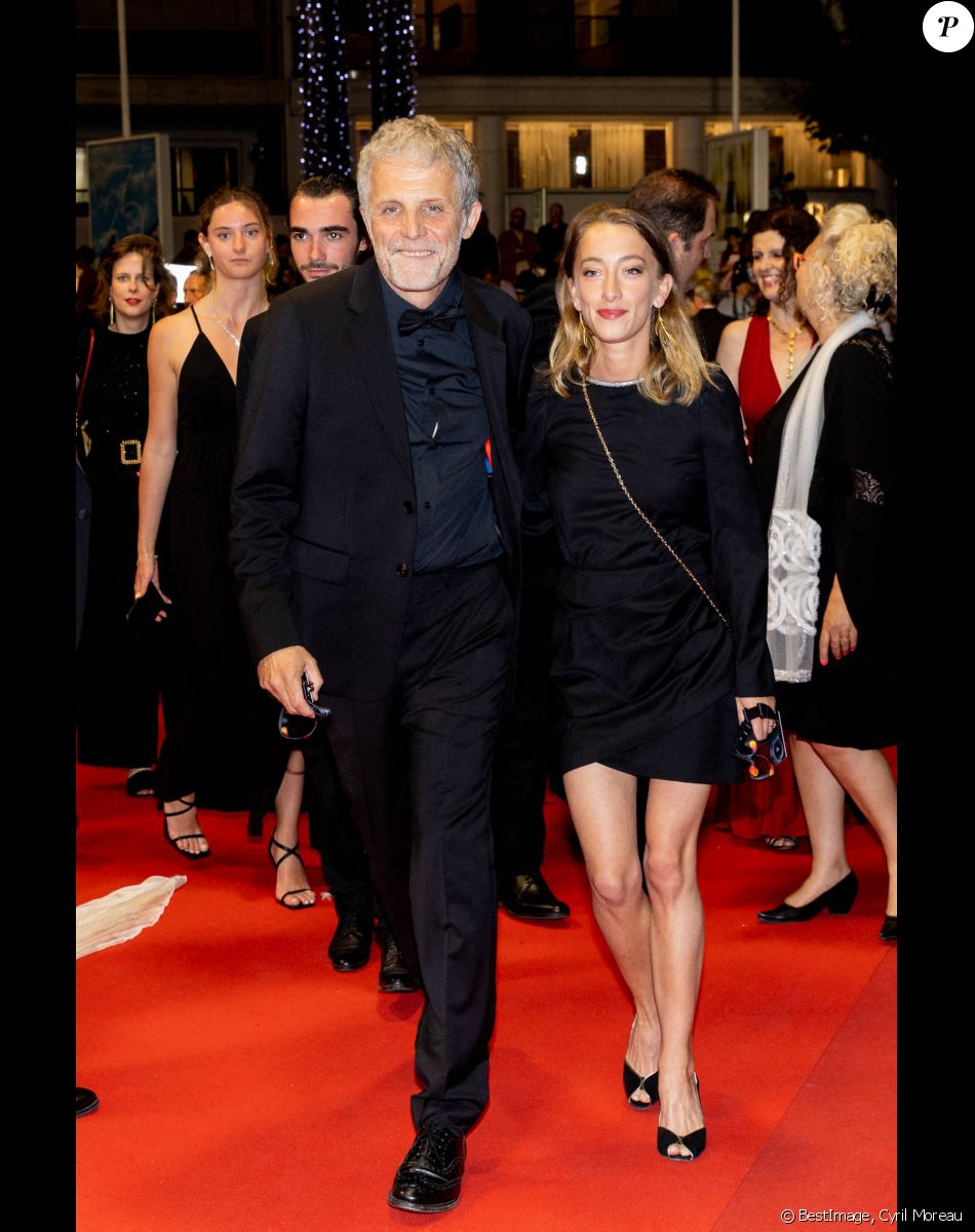 Stéphane Guillon et sa compagne Sophie Maréchal - Montée des marches du film " Frère et Soeur " lors du 75ème Festival International du Film de Cannes. Le 20 mai 2022 © Cyril Moreau / Bestimage