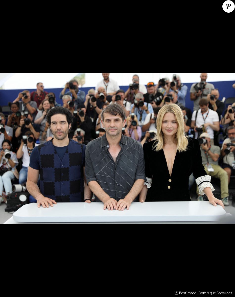 Tahar Rahim, Serge Bozon, Virginie Efira au photocall de "Don Juan" lors du 75ème Festival International du Film de Cannes, le 22 mai 2022. © Dominique Jacovides/Bestimage