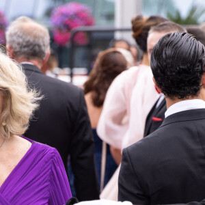 Exclusif - Amanda Lear - Montée des marches du film "Les Amandiers" lors du 75e Festival de Cannes. Le 22 mai 2022. © Unique Agency / Bestimage
