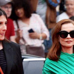 Isabelle Huppert - Montée des marches du film "Les Amandiers" lors du 75e Festival de Cannes. Le 22 mai 2022. © Dominique Jacovides / Bestimage