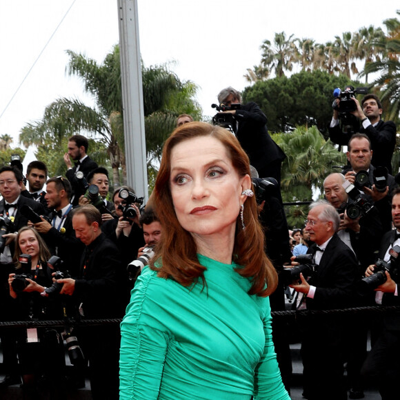 Isabelle Huppert - Montée des marches du film "Les Amandiers" lors du 75e Festival de Cannes. Le 22 mai 2022. © Dominique Jacovides / Bestimage