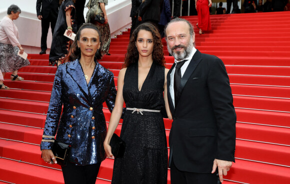 Karine Silla, Vincent Perez et leur fille Iman - Montée des marches du film "Les Amandiers" lors du 75e Festival de Cannes. Le 22 mai 2022. © Dominique Jacovides / Bestimage