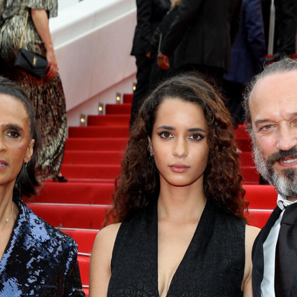 Karine Silla, Vincent Perez et leur fille Iman - Montée des marches du film "Les Amandiers" lors du 75e Festival de Cannes. Le 22 mai 2022. © Dominique Jacovides / Bestimage