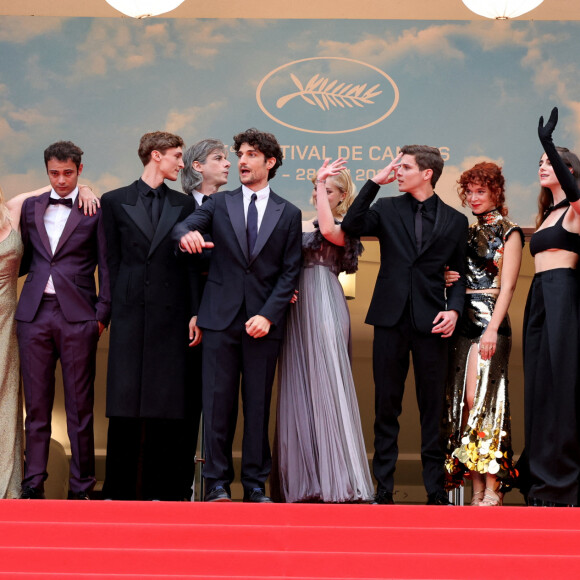 Sarah Henochsberg, Baptiste Carrion-Weiss, Valeria Bruni Tedeschi, Suzanne Lindon, Sofiane Bennacer, Vassili Schneider, Louis Garrel, Nadia Tereszkiewcz, Micha Lescot, Clara Bretheau, Lena Garrel - Montée des marches du film "Les Amandiers" lors du 75e Festival de Cannes. Le 22 mai 2022. © Dominique Jacovides / Bestimage