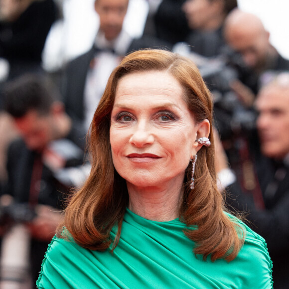 Isabelle Huppert - Montée des marches du film "Les Amandiers" lors du 75e Festival de Cannes. Le 22 mai 2022. © Olivier Borde / Bestimage