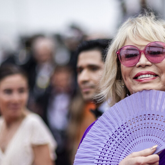 Amanda Lear - Montée des marches du film "Les Amandiers" lors du 75e Festival de Cannes. Le 22 mai 2022. © Cyril Moreau / Bestimage