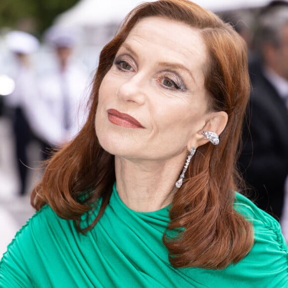 Exclusif - Isabelle Huppert - Arrivées à la montée des marches du film " Les Amandiers " lors du 75ème Festival International du Film de Cannes. Le 22 mai 2022 © Unique Agency / Bestimage 