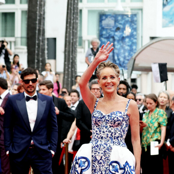 Sharon Stone - Montée des marches du film " Les Amandiers " lors du 75ème Festival International du Film de Cannes. Le 22 mai 2022 © Dominique Jacovides / Bestimage 
