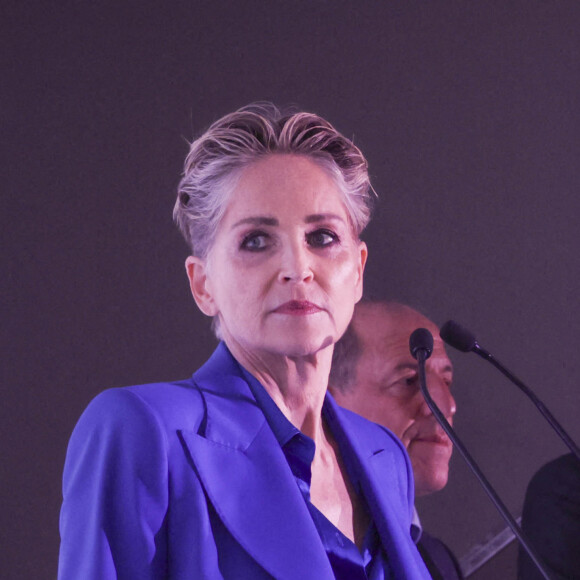 Sharon Stone - Photocall de la remise du prix international "Better World Fund" à D.Ouattara et S.Stone lors du 75ème Festival International du Film de Cannes. Le 22 mai 2022 © Jack Tribeca / Bestimage