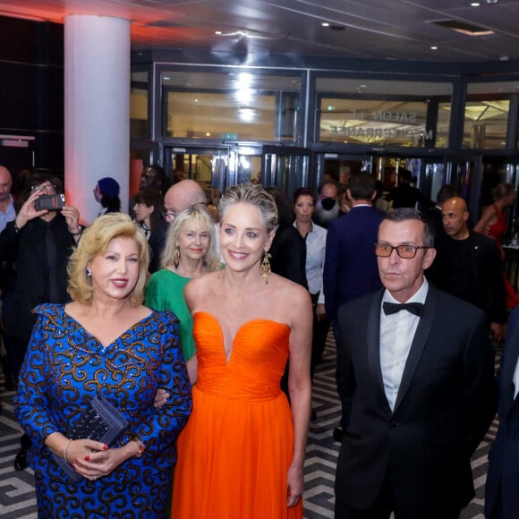 Dominique Ouattara, Sharon Stone, Manuel Collas de la Roche - Photocall de la remise du prix international "Better World Fund" à D.Ouattara et S.Stone lors du 75ème Festival International du Film de Cannes. Le 22 mai 2022 © Jack Tribeca / Bestimage