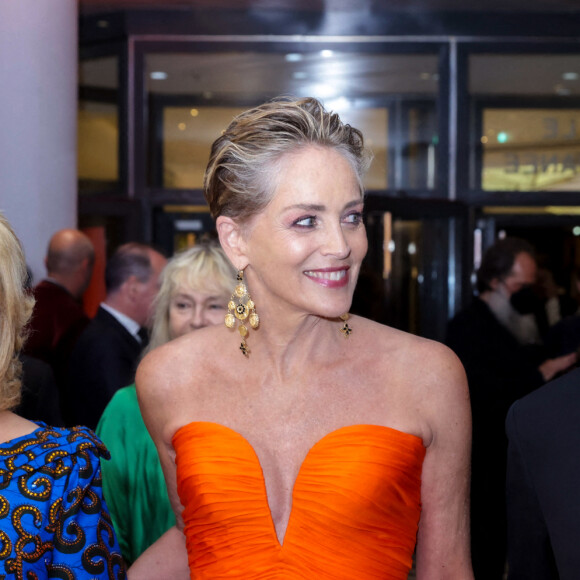 Dominique Ouattara, Sharon Stone, Manuel Collas de la Roche - Photocall de la remise du prix international "Better World Fund" à D.Ouattara et S.Stone lors du 75ème Festival International du Film de Cannes. Le 22 mai 2022 © Jack Tribeca / Bestimage