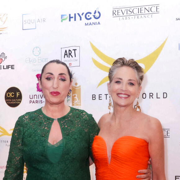 Rossy de Palma, Sharon Stone - Photocall de la remise du prix international "Better World Fund" à D.Ouattara et S.Stone lors du 75ème Festival International du Film de Cannes. © Jack Tribeca / Bestimage