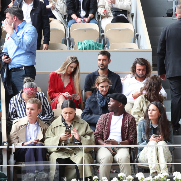 Arnaud Ducret, sa femme Claire, Jérémy Frérot et son frère Lucas Frérot dans les tribunes (Jour 2) lors des Internationaux de France de Tennis de Roland Garros 2022, à Paris, France, le 23 mai 2022. © Bertrand Rindoff/Bestimage