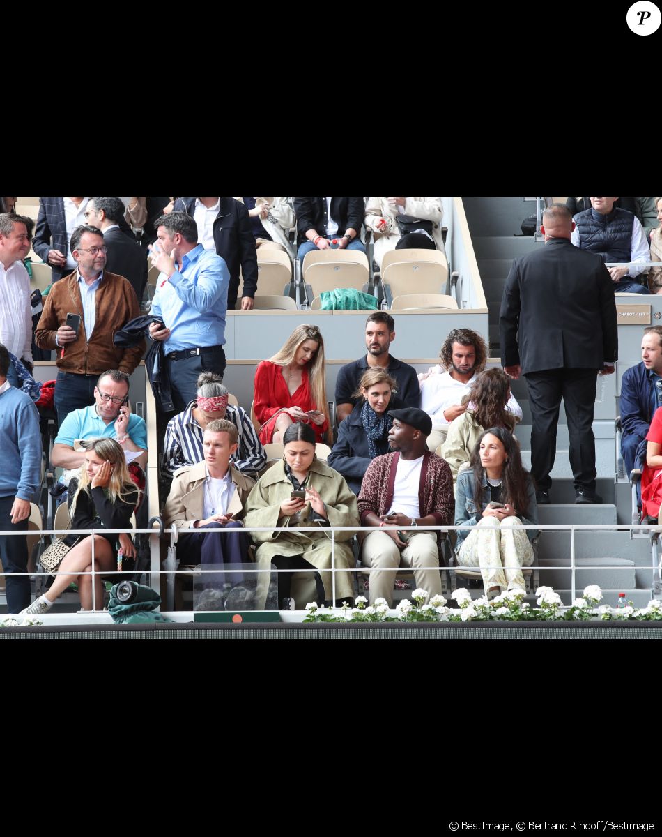 Arnaud Ducret, sa femme Claire, Jérémy Frérot et son frère Lucas Frérot dans les tribunes (Jour 2) lors des Internationaux de France de Tennis de Roland Garros 2022, à Paris, France, le 23 mai 2022. © Bertrand Rindoff/Bestimage