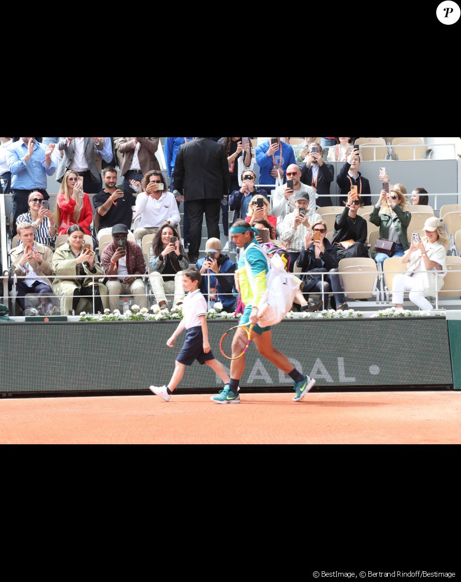 Claire Ducret, Lucas Frérot, son frère Jérémy Frérot, Caroline Anglade et son compagnon Nicolas Moreau applaudissent l'entrée de Rafael Nadal dans les tribunes (Jour 2) lors des Internationaux de France de Tennis de Roland Garros 2022, à Paris, France, le 23 mai 2022. © Bertrand Rindoff/Bestimage