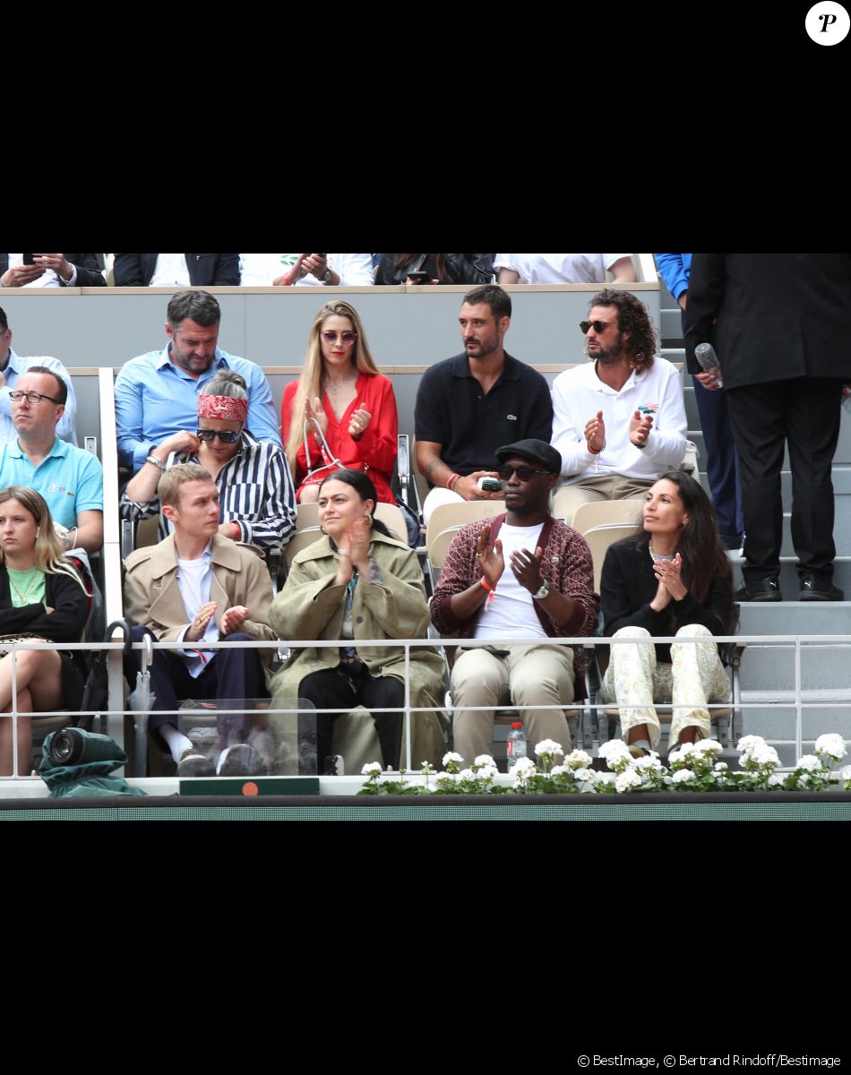 Arnaud Ducret, sa femme Claire, Jérémy Frérot et son frère Lucas Frérot dans les tribunes (Jour 2) lors des Internationaux de France de Tennis de Roland Garros 2022, à Paris, France, le 23 mai 2022. © Bertrand Rindoff/Bestimage