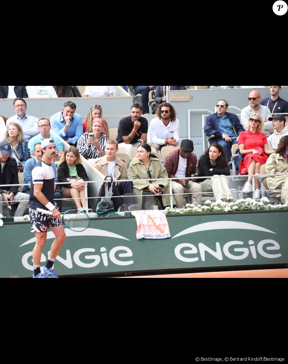 Le joueur de Tennis Jordan Thompson, Arnaud Ducret, sa femme Claire, Lucas Frérot, son frère Jérémy Frérot, Caroline Anglade et son compagnon Nicolas Moreau dans les tribunes (Jour 2) lors des Internationaux de France de Tennis de Roland Garros 2022, à Paris, France, le 23 mai 2022. © Bertrand Rindoff/Bestimage