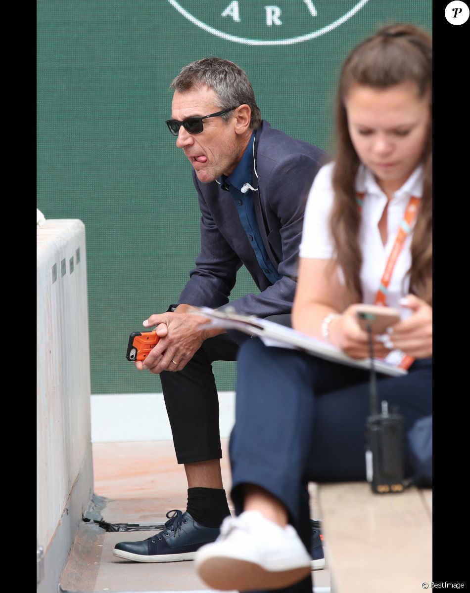 Mats Wilander (ancien champion de Tennis devenu journaliste) dans les tribunes (Jour 2) lors des Internationaux de France de Tennis de Roland Garros 2022, à Paris, France, le 23 mai 2022. © Bertrand Rindoff/Bestimage 2022 Tennis French Open of Roland Garros - Day 2. In Paris, France