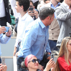 Arnaud Ducret, sa femme Claire, Lucas Frérot, son frère Jérémy Frérot et Caroline Anglade dans les tribunes (Jour 2) lors des Internationaux de France de Tennis de Roland Garros 2022, à Paris, France, le 23 mai 2022. © Bertrand Rindoff/Bestimage