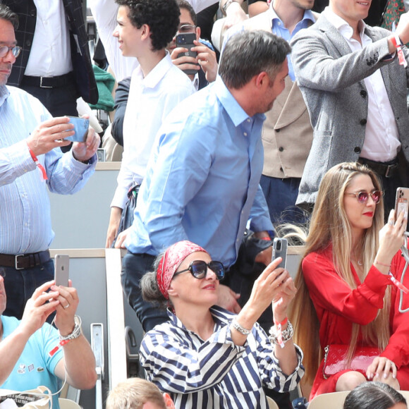 Arnaud Ducret, sa femme Claire, Lucas Frérot, son frère Jérémy Frérot et Caroline Anglade dans les tribunes (Jour 2) lors des Internationaux de France de Tennis de Roland Garros 2022, à Paris, France, le 23 mai 2022. © Bertrand Rindoff/Bestimage