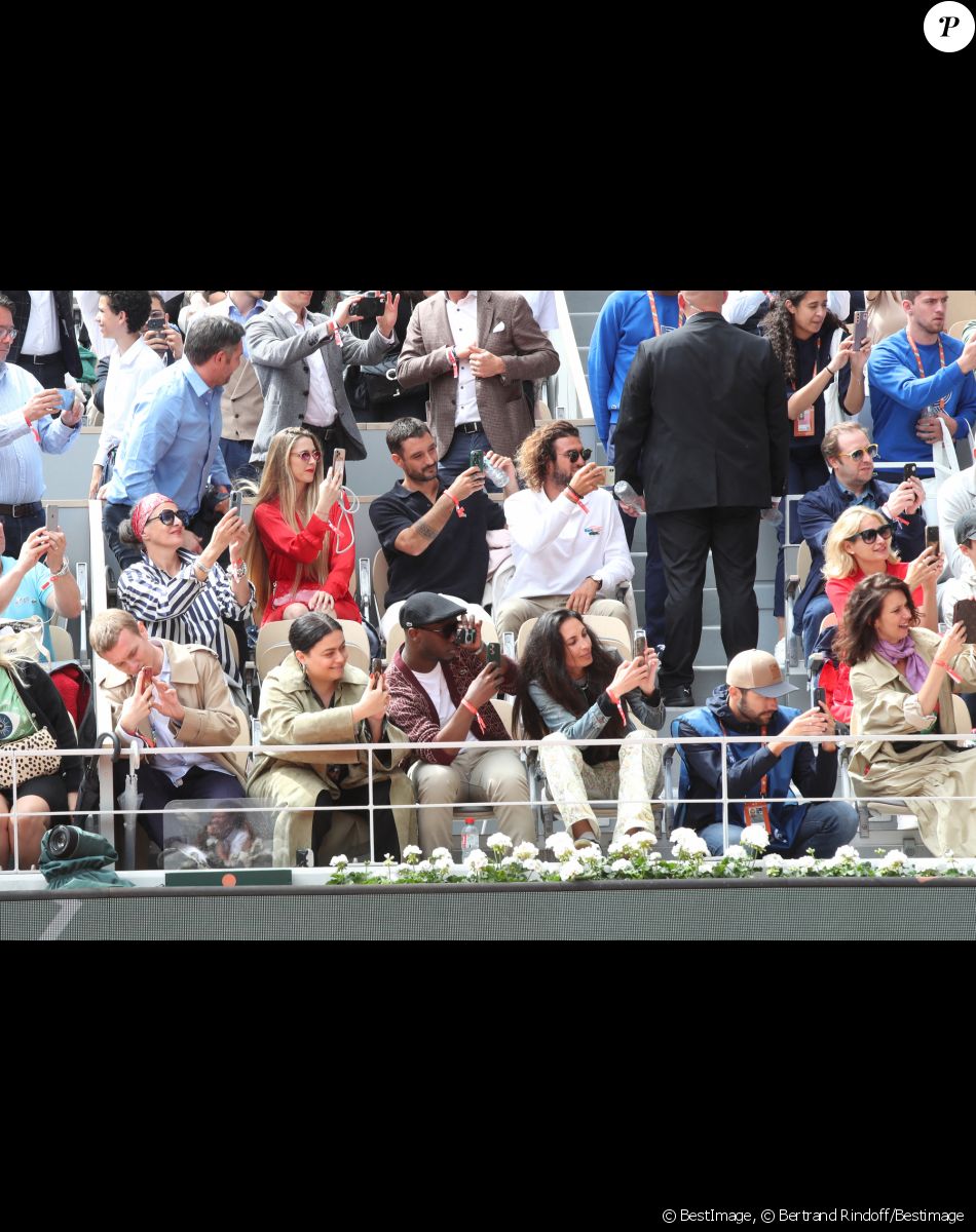 Arnaud Ducret, sa femme Claire, Lucas Frérot, son frère Jérémy Frérot et Caroline Anglade dans les tribunes (Jour 2) lors des Internationaux de France de Tennis de Roland Garros 2022, à Paris, France, le 23 mai 2022. © Bertrand Rindoff/Bestimage