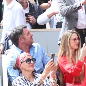 Arnaud Ducret, sa femme Claire, Jérémy Frérot et son frère Lucas Frérot dans les tribunes (Jour 2) lors des Internationaux de France de Tennis de Roland Garros 2022, à Paris, France, le 23 mai 2022. © Bertrand Rindoff/Bestimage