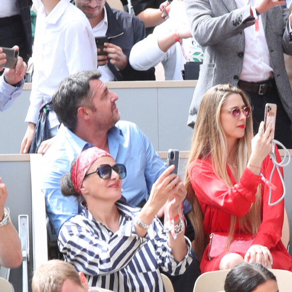 Arnaud Ducret, sa femme Claire, Jérémy Frérot et son frère Lucas Frérot dans les tribunes (Jour 2) lors des Internationaux de France de Tennis de Roland Garros 2022, à Paris, France, le 23 mai 2022. © Bertrand Rindoff/Bestimage