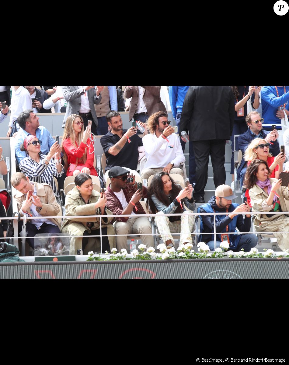 Arnaud Ducret, sa femme Claire, Jérémy Frérot et son frère Lucas Frérot dans les tribunes (Jour 2) lors des Internationaux de France de Tennis de Roland Garros 2022, à Paris, France, le 23 mai 2022. © Bertrand Rindoff/Bestimage