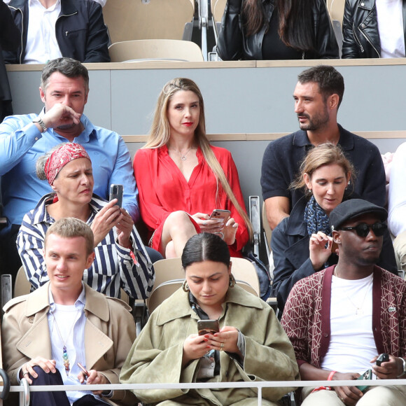 Arnaud Ducret, sa femme Claire, Jérémy Frérot et son frère Lucas Frérot dans les tribunes (Jour 2) lors des Internationaux de France de Tennis de Roland Garros 2022, à Paris, France, le 23 mai 2022. © Bertrand Rindoff/Bestimage