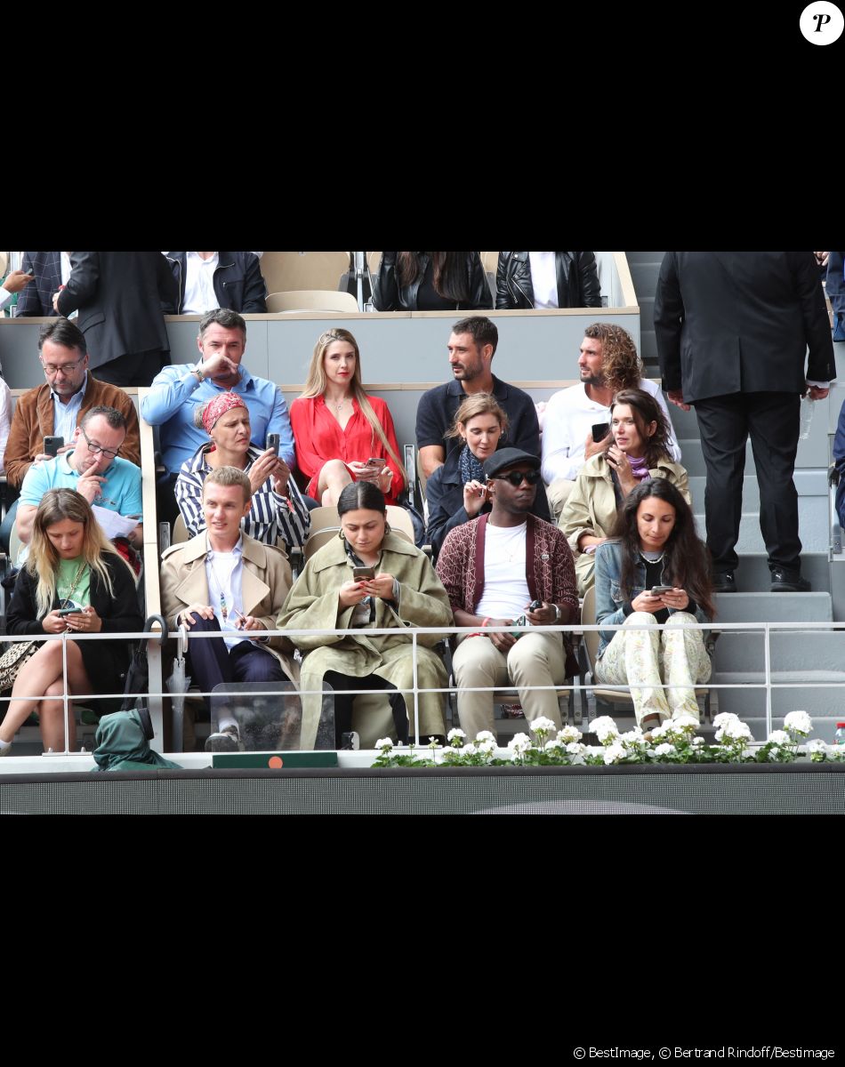 Arnaud Ducret, sa femme Claire, Jérémy Frérot et son frère Lucas Frérot dans les tribunes (Jour 2) lors des Internationaux de France de Tennis de Roland Garros 2022, à Paris, France, le 23 mai 2022. © Bertrand Rindoff/Bestimage