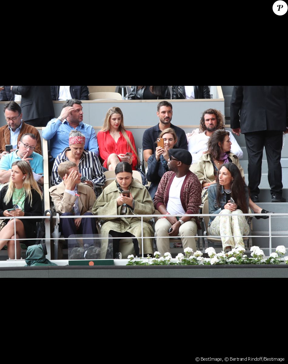 Arnaud Ducret, sa femme Claire, Jérémy Frérot et son frère Lucas Frérot dans les tribunes (Jour 2) lors des Internationaux de France de Tennis de Roland Garros 2022, à Paris, France, le 23 mai 2022. © Bertrand Rindoff/Bestimage