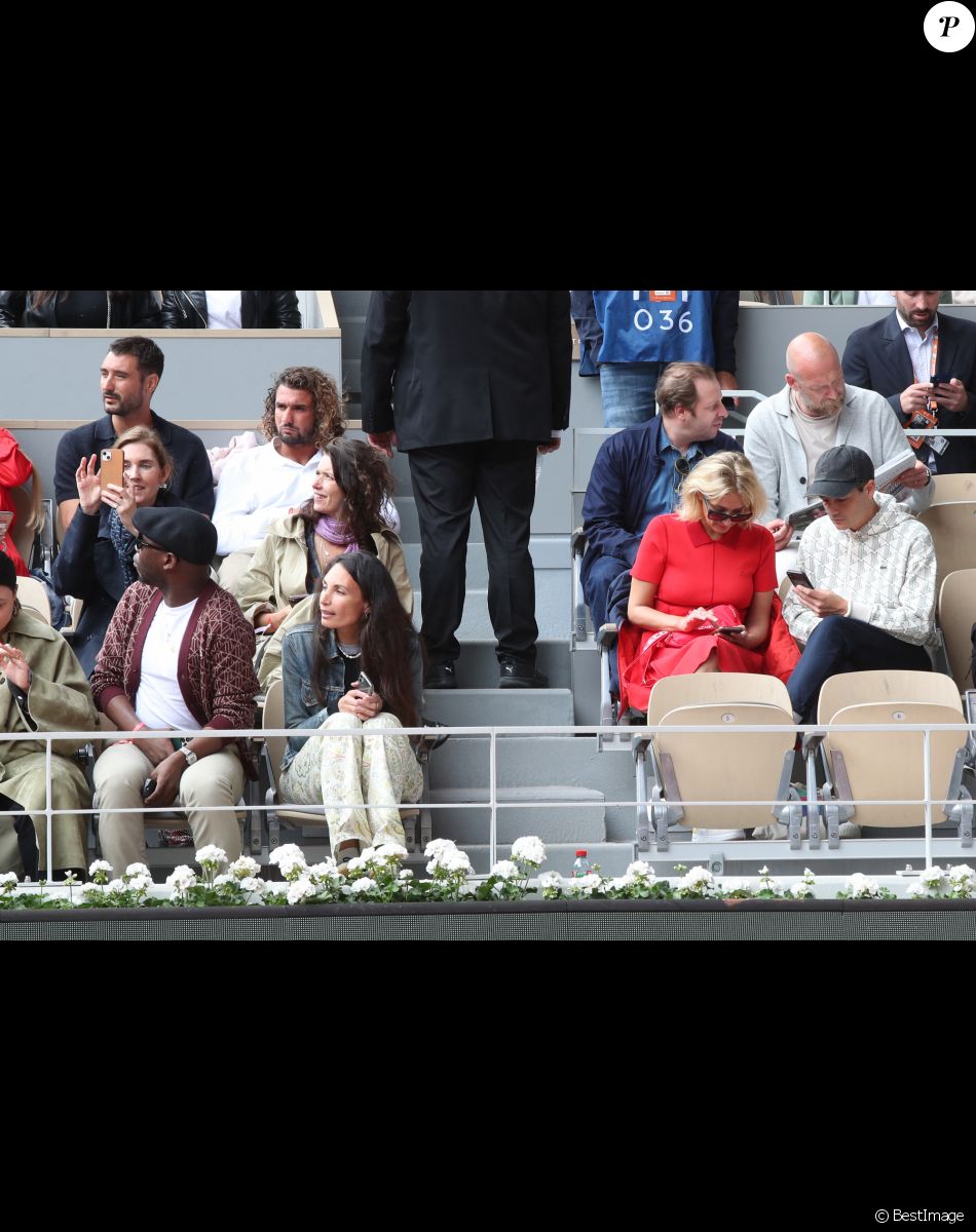 Jérémy Frérot, son frère Lucas Frérot, Caroline Anglade et son compagnon Nicolas Moreau dans les tribunes (Jour 2) lors des Internationaux de France de Tennis de Roland Garros 2022, à Paris, France, le 23 mai 2022. © Bertrand Rindoff/Bestimage