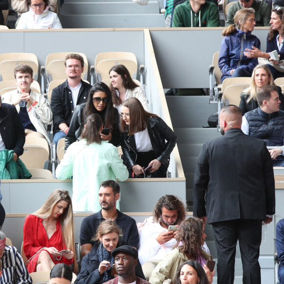 Arnaud Ducret, sa femme Claire, Jérémy Frérot et son frère Lucas Frérot dans les tribunes (Jour 2) lors des Internationaux de France de Tennis de Roland Garros 2022, à Paris, France, le 23 mai 2022. © Bertrand Rindoff/Bestimage