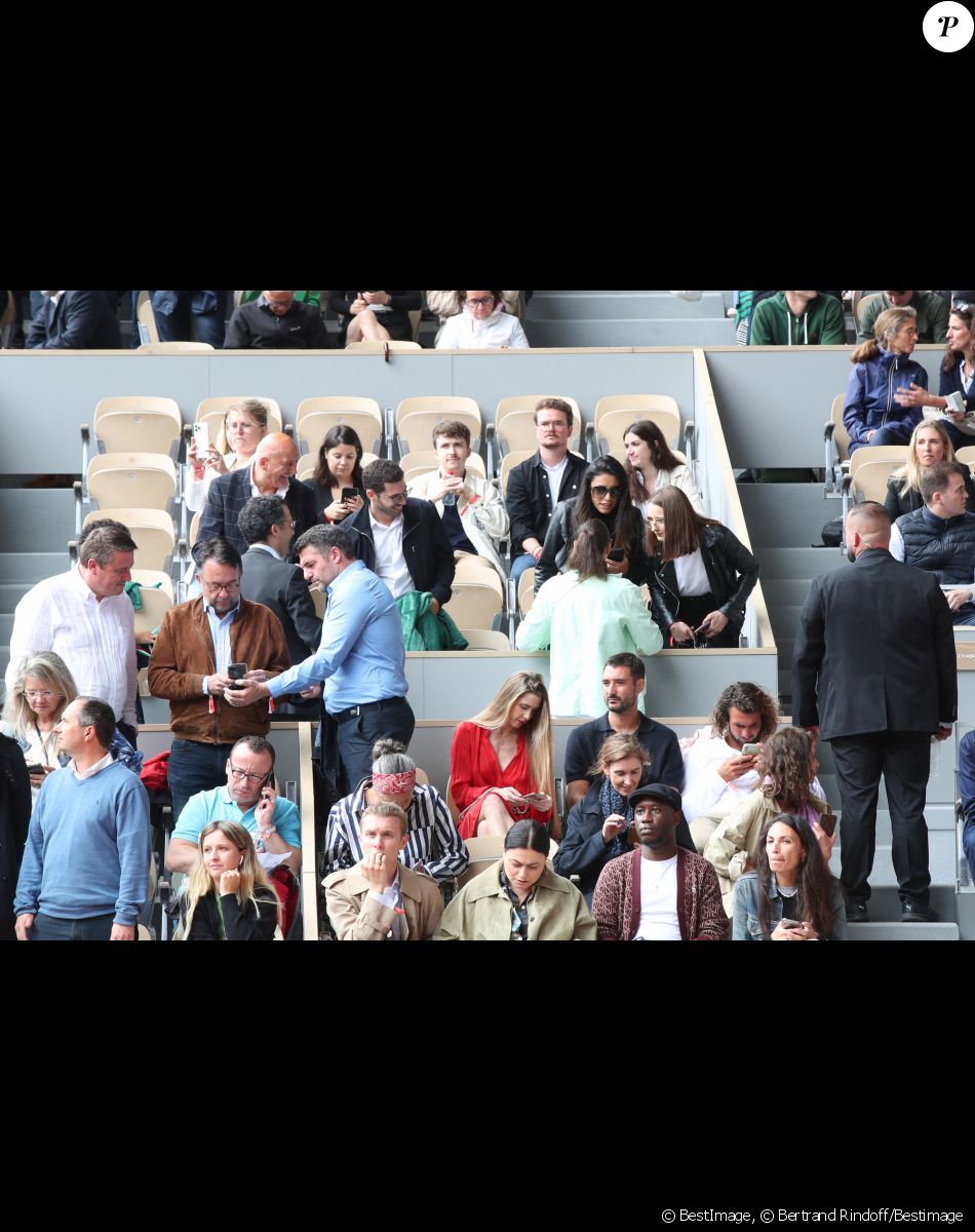 Arnaud Ducret, sa femme Claire, Jérémy Frérot et son frère Lucas Frérot dans les tribunes (Jour 2) lors des Internationaux de France de Tennis de Roland Garros 2022, à Paris, France, le 23 mai 2022. © Bertrand Rindoff/Bestimage