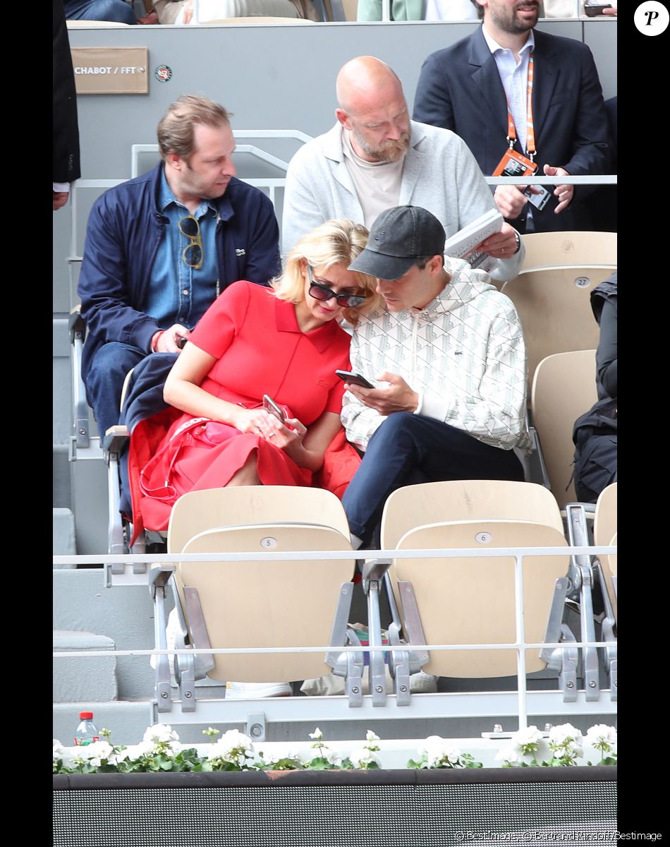 Caroline Anglade et son compagnon Nicolas Moreau dans les tribunes (Jour 2) lors des Internationaux de France de Tennis de Roland Garros 2022, à Paris, France, le 23 mai 2022. © Bertrand Rindoff/Bestimage