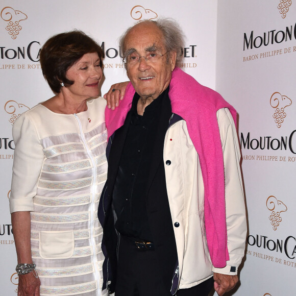 Macha Méril et son mari Michel Legrand durant l'ouverture de l'espace "Mouton Cadet Wine Bar" sur le toit du Palais des Festivals pour la durée du 70ème Festival International du Film de Cannes. Pour l'occasion, Mouton Cadet a invité le célébre pianiste compositeur Michel Legrand à se produire accompagné par son bassiste et son batteur. Plus d'une heure de bonheur partagé entre jazz et musiques de films pour les quelques priviligiés présents sur la terrasse. Cannes, le 18 mai 2017. © Bruno Bebert/Bestimage© Bruno Bebert/Bestimage