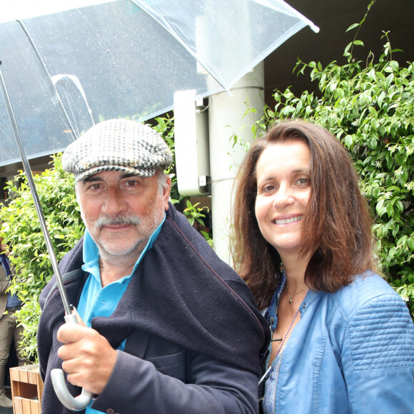 Antoine Dulery et sa femme Pascale Pouzadoux au village (Jour 3) lors des Internationaux de France de Tennis de Roland Garros 2022, à Paris, France, le 24 mai 2022. © Bertrand Rindoff/Bestimage