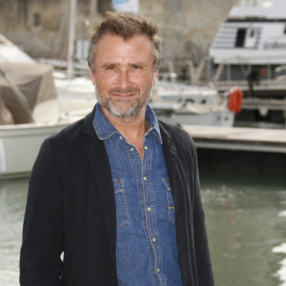 Alexandre Brasseur "Demain nous appartient" - Photocall lors du Festival de la Fiction de La Rochelle. Le 18 septembre 2021 © Christophe Aubert via Bestimage