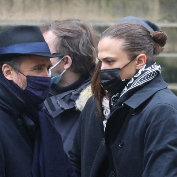 Sorties - Alexandre Brasseur et son fils Louis - Obsèques de l'acteur Claude Brasseur en l'église Saint-Roch à Paris le 29 décembre 2020.