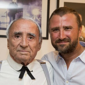 Archives - Claude Brasseur et son fils Alexandre dans les coulisses du Festival de Ramatuelle, pour la pièce "La Colère du Tigre". Le 6 août 2015 © Cyril Bruneau / Festival de Ramatuelle / Bestimage