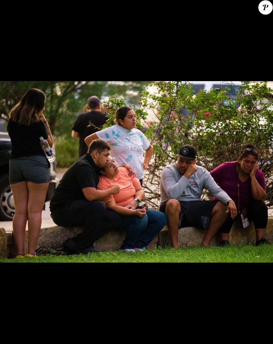 Proches des victimes de la fusillade à Uvalde (Texas) le 24 mai 2022.