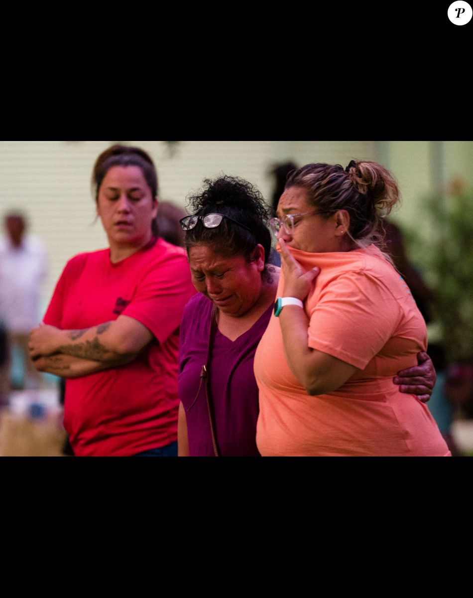 Proches des victimes de la fusillade à Uvalde (Texas) le 24 mai 2022. Photo de Jintak Han/Zuma Press Wire/ABACAPRESS.COM