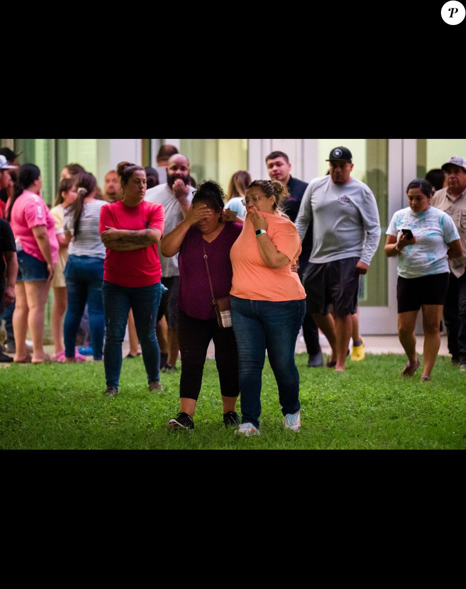 Proches des victimes de la fusillade à Uvalde (Texas) le 24 mai 2022. Photo de Jintak Han/Zuma Press Wire/ABACAPRESS.COM