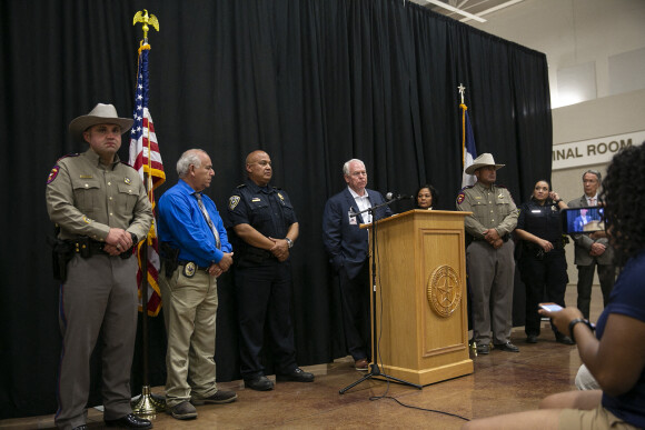 Proches des victimes de la fusillade à Uvalde (Texas) le 24 mai 2022. Photo de Mikala Compton-USA Today Network/SPUS/ABACAPRESS.COM