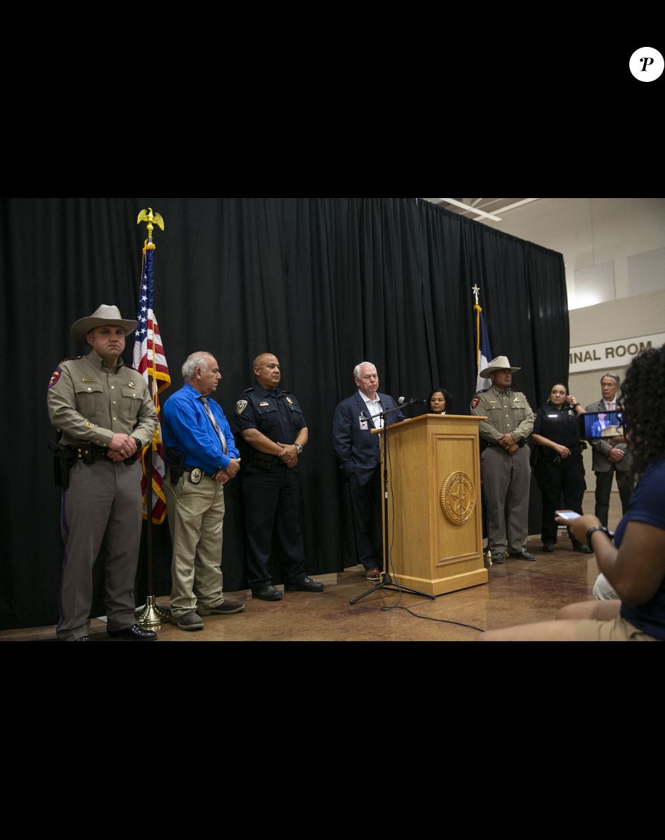 Proches des victimes de la fusillade à Uvalde (Texas) le 24 mai 2022. Photo de Mikala Compton-USA Today Network/SPUS/ABACAPRESS.COM