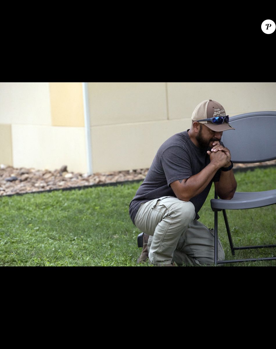 Proches des victimes de la fusillade à Uvalde (Texas) le 24 mai 2022. Photo de Mikala Compton-USA Today Network/SPUS/ABACAPRESS.COM