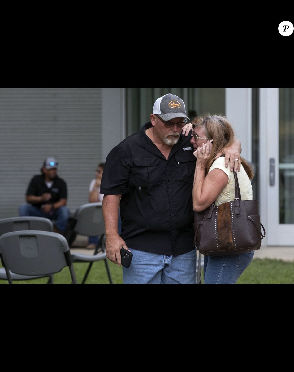 Proches des victimes de la fusillade à Uvalde (Texas) le 24 mai 2022. Photo de Mikala Compton-USA Today Network/SPUS/ABACAPRESS.COM