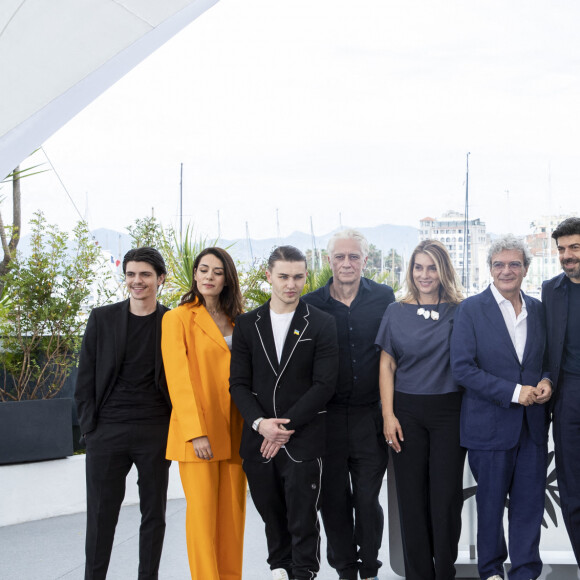 Carlo Stella, les producteurs Roberto Sessa, Luciano Stella, Emanuele Palumbo, Sofia Essaïdi, Artem Tkachuk, Tommaso Ragno, Screenwriter Ippolita Di Majo, le réalisateur Mario Martone, Pierfrancesco Favino, Aurora Quattrocchi, Francesco Di Leva, Nello Mascia, la productrice Maria Carolina Terzi, Producer Angelo Laudisa, Giampaolo Letta - Photocall du film "Nostalgia" lors du 75e Festival International du Film de Cannes, le 25 mai 2022. © Cyril Moreau / Bestimage