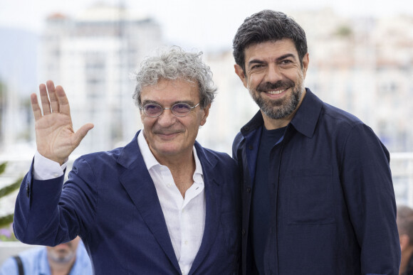 Le réalisateur Mario Martone et Pierfrancesco Favino - Photocall du film "Nostalgia" lors du 75e Festival International du Film de Cannes, le 25 mai 2022. © Cyril Moreau / Bestimage