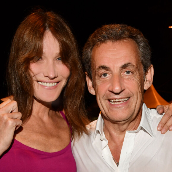 Exclusif - Carla Bruni-Sarkozy pose avec son mari Nicolas Sarkozy après son concert lors du 58ème festival "Jazz à Juan" à Juan-les-Pins le 17 juillet 2018. © Bruno Bebert/Bestimage 